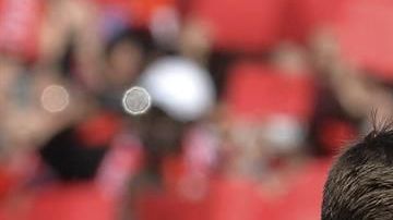 El mediocampista inglés Steven Gerrard anunció su retiro de las canchas.