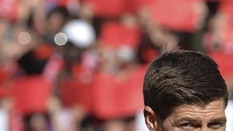 El mediocampista inglés Steven Gerrard anunció su retiro de las canchas.