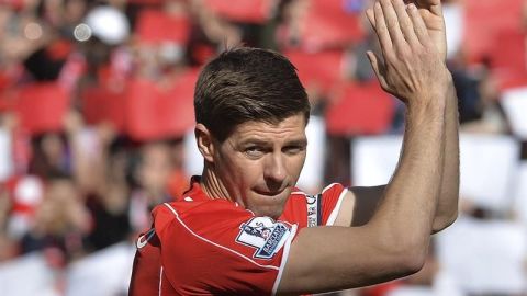 El mediocampista inglés Steven Gerrard anunció su retiro de las canchas.