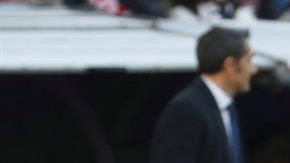 Cristiano Ronaldo levanta a Messi. EFE