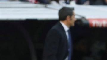 Cristiano Ronaldo levanta a Messi. EFE