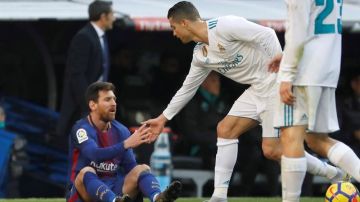 Cristiano Ronaldo levanta a Messi. EFE