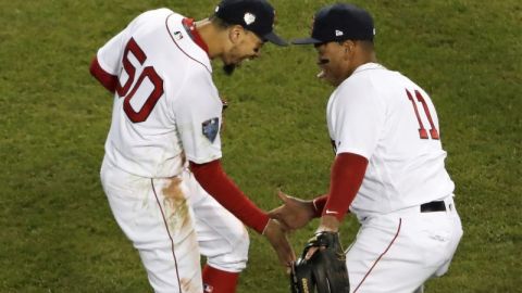 Mookie Betts y Rafael Devers celebran la victoria en el juego 2 de la Serie Mundial ante los Dodgers de Los Angeles. (Foto: EFE/JOHN G. MABANGLO)