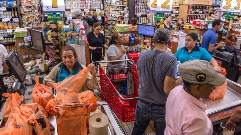 Compradores se abastecen ante la amenaza del huracán Dorian.