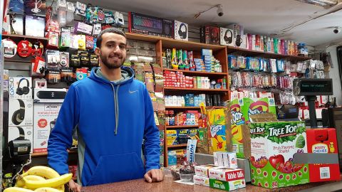 Ahmed Alwan trabaja en el supermercado de su familia, en Nueva York.