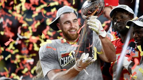 El confeti que cayó mientras los Chiefs levantaban el Vince Lombardi no era convencional.