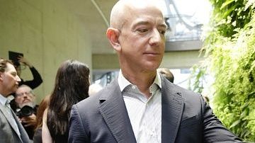 Jeff Bezos, el hombre más rico del mundo, en sus oficinas de Seattle, Washington.