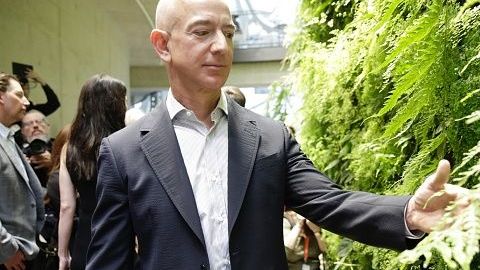 Jeff Bezos, el hombre más rico del mundo, en sus oficinas de Seattle, Washington.