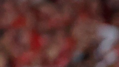 La seña consiste en hacer un '0' juntando el dedo pulgar e índice y luego girar la muñeca hacia abajo mostrando los otros tres dedos formando una 'M'.