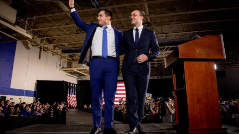 Pete Buttigieg y su esposo Chasten en Iowa.