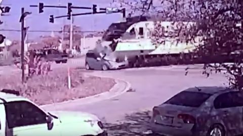 Momento en el que un tren de Brightline impacta contra el vehículo en Pompano Beach.