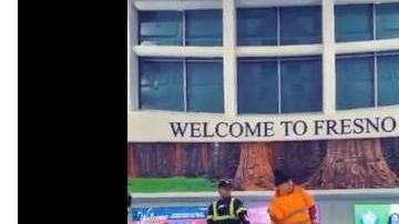 Captura del video de los trabajadores del aeropuerto de Fresno que fueron despedidos.