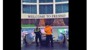 Captura del video de los trabajadores del aeropuerto de Fresno que fueron despedidos.