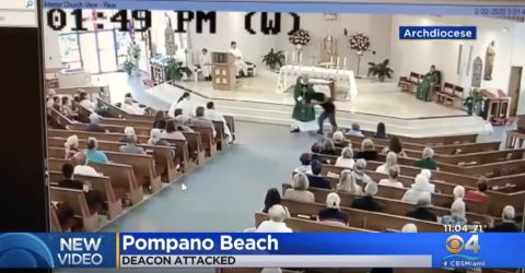 Momento en el que Thomas Eisel agrede al clérigo en la iglesia de Pompano Beach.