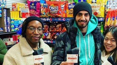 Ahmed Alwan es de origen yemení y él costea todo lo que regala en la tienda de su padre.
