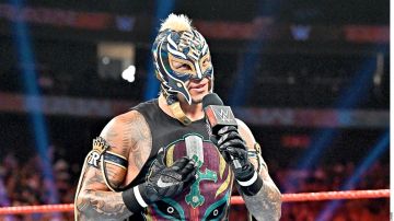 Rey Mysterio tenía una dura rivalidad con el mexicano Andrade, quien está suspendido.