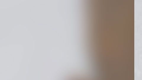 La policía vio que tenía sangre en la camisa y que llevaba una navaja en su bolsillo.