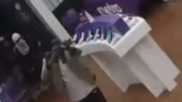 El sospechoso que carga el rifle de asalto.