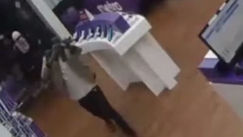 El sospechoso que carga el rifle de asalto.