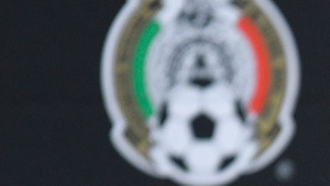 Adonai Escobedo revisó la jugada en el VAR.