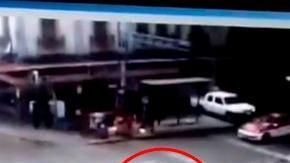 El auto militar se pasó el alto.