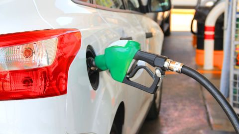 Lo mejor para ahorrar gasolina es conducir moderadamente sin acelerar en extremo el auto en distancias cortas