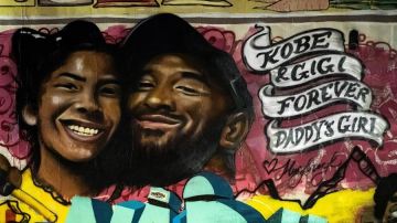 Gianna y Kobe en un mural ubicado en Mid City, Los Ángeles.