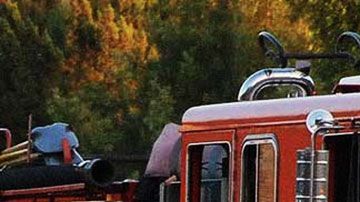 Uno de los bomberos que combatió el fuego resultó herido.