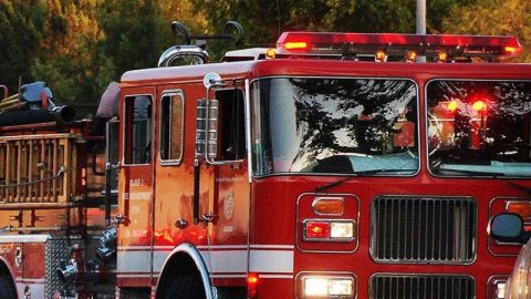 Uno de los bomberos que combatió el fuego resultó herido.