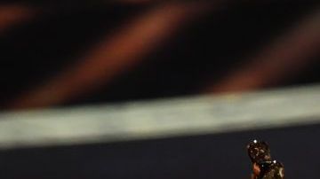 Brad Pitt al momento de recoger su segundo Óscar.