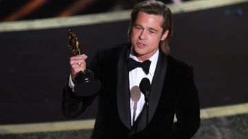 Brad Pitt al momento de recoger su segundo Óscar.