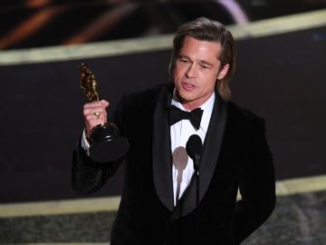 Brad Pitt al momento de recoger su segundo Óscar.