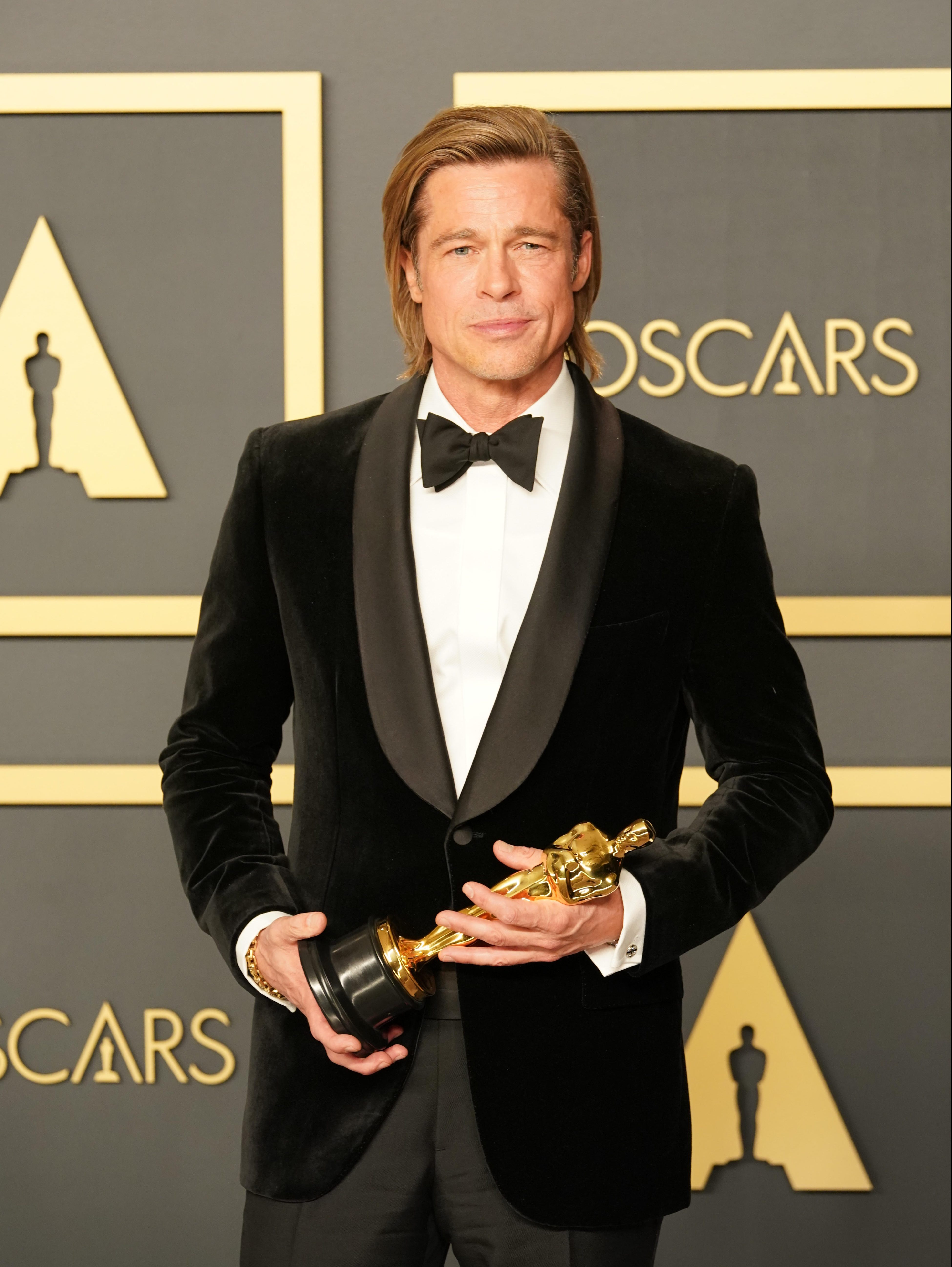 Brad Pitt con su segundo Óscar, el primero como actor.