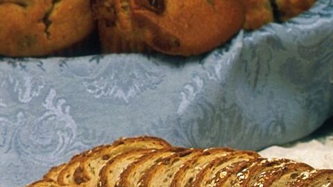 Elige las variantes de pan más saludables, opta por variantes elaborados con harina 100% integral y que sean elaborados con procesos artesanales.