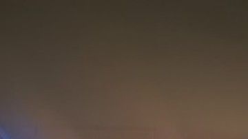 El trailer golpeó un paso elevado mientras el camión que lo conducía quedaba debajo.