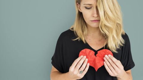 Cuando la pareja que uno ama decide romper la relación, tanto a los hombres como a las mujeres les puede llegar a tomar tiempo el recuperarse de la pérdida.