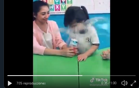 La maestra perdió su empleo.