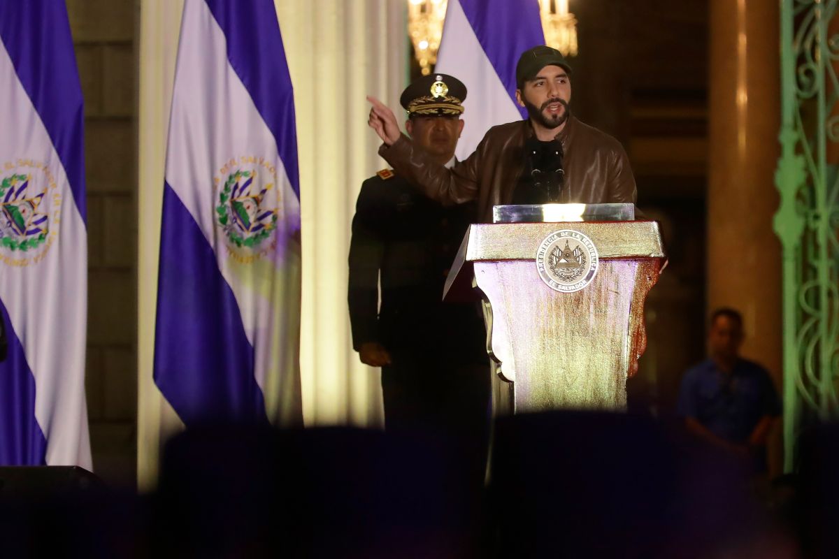 El presidente de El Salvador, Nayib Bukele, ofrece un discurso este martes durante la juramentación de 270 nuevos policías en San Salvador.  EFE/Rodrigo Sura