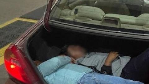 Dos en la cajuela de Mitsubishi.