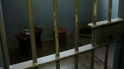 El acusado permanece libre bajo fianza.