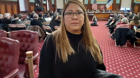 Carmen Cruz, la madre del joven que recibió un tiro en la cara en un operativo de ICE,  ofreció su testimonio