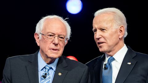 Biden pidió a Sanders que condenara el autoritarismo. El senador accedió.