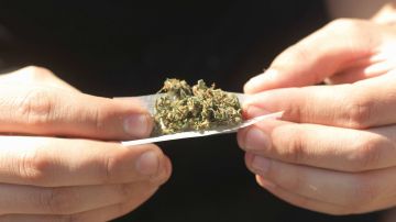 El entonces gobernador Jerry Brown ordenó al Departamento de Justicia de California revisar las sentencias relacionadas con la marihuana desde 2018.