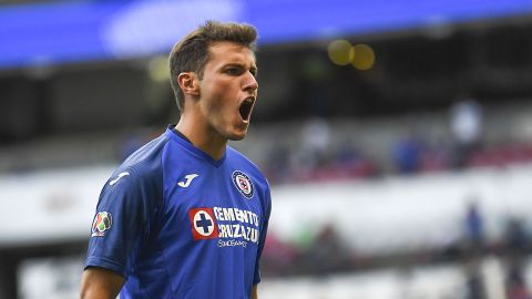 Santiago Giménez celebra su gol ante el Pachuca en el Estadio Azteca.