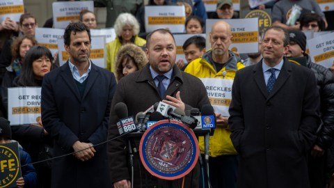 El presidente del Concejo Corey Johnson durante una rally en apoyo a la Ley de Responsabilidad del Conductor Imprudente.