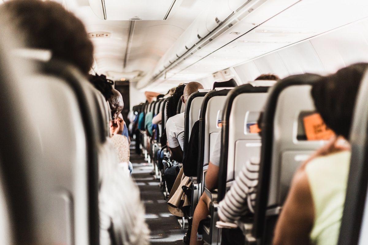 Imagen ilustrativa de pasajeros en un avión.