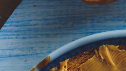 La crema de cacahuate 100% orgánica es una buena fuente de proteína y energía inmediata.