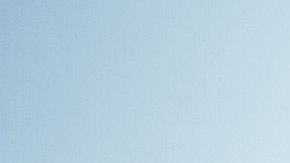 El uso semanal de un acondicionador de hidratación profunda y de un bloqueador solar para el cabello ayuda a tener una melena fuerte y saludable durante los días de sol y calor.