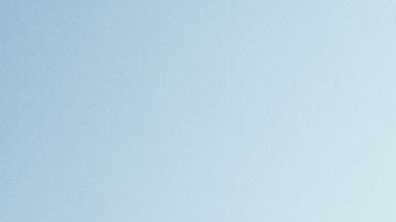 El uso semanal de un acondicionador de hidratación profunda y de un bloqueador solar para el cabello ayuda a tener una melena fuerte y saludable durante los días de sol y calor.