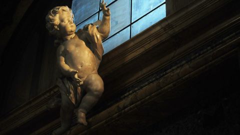 Cupido es el encargado de flechar a dos personas.